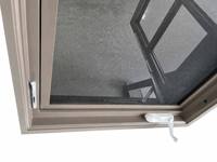 Fenêtre à battant manuelle Penjoy, cadre composite bois-aluminium, ouverture vers l'extérieur pour appartement et immeuble résidentiel