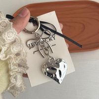 Porte-clés pendentif cœur en alliage durable et tendance - Breloque de sac cœur nœud argenté