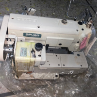 Machine à coudre industrielle multifonctionnelle à trois aiguilles, cinq fils, configuration interlock, lit plat, 6000 points/min, 10 mm