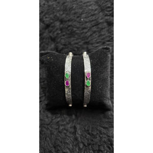 กำไลเงินคุณภาพดีทำด้วยมือประดับเพชรสีแดงและสีเขียว - Product Image 1