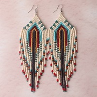 Boucles d'oreilles NYY colorées de style bohème - Petites boucles d'oreilles ethniques faites à la main, tissées, à longues franges, pour la vente en gros