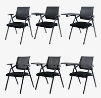 Chaise de formation pliable en maille pour salle de conférence avec tableau d'écriture, table de travail et chaise, une chaise de formation de bureau
