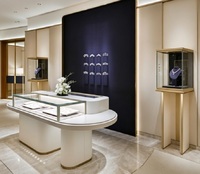 Îlot de présentation de bijoux ovale blanc et or de luxe avec éclairage LED, vitrine en verre haut de gamme pour les bijouteries haut de gamme