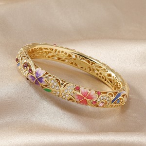 New Palace Style haut de gamme rétro plaqué or Bracelet quatre fleurs infusées alliage bracelets de mode pour les amoureux ethniques - Product Image 5