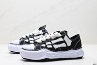 Chaussures de marche unisexes tendance en cuir véritable de haute qualité avec empeigne en maille, semelle extérieure en caoutchouc silencieuse et anti-odeur, et semelle intérieure.