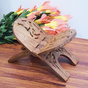 Support de Coran en bois moderne fait main, sculpté en forme ovale, décoration religieuse pour la maison, design autoportant en X, bois naturel Falak - Product Image 1