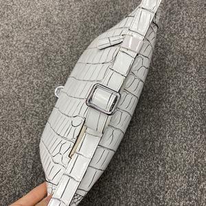 Sac de poitrine en cuir de crocodile véritable pour homme, sac bandoulière avec logo personnalisé et service de personnalisation d'échantillons - Product Image 2