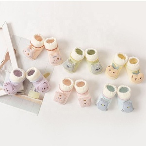 Vente en gros Chaussettes de sol en forme de dessin animé 3D mignon Chaussettes de marche antidérapantes en coton pour nouveau-né bébé enfant en bas âge avec poignées - Product Image 1