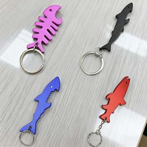 พวงกุญแจรูปปลาสีสันสดใสพร้อมโลโก้สั่งทำ วัสดุโลหะผสมสังกะสี ใช้เป็นที่เปิดขวดได้ เหมาะสำหรับเป็นของขวัญส่งเสริมการขาย - Product Image 2