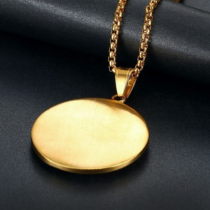 Collier pendentif œil de Dieu en strass plaqué or Hip Hop pour hommes, design pyramidal en acier inoxydable, bijoux cadeau - Product Image 4