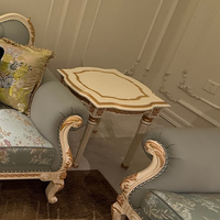 Table d'appoint de style néoclassique Louis XVI avec pieds coniques cannelés, motif Vitruvien, doré et festonné, pour salon, manoir, villa, penthouse