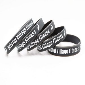 Eleve su viaje de fitness con pulseras de silicona impresas de un color Bristol Village Fitness Pulseras promocionales de moda - Product Image 2