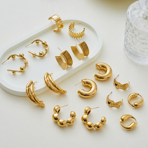 Boucles d'oreilles en titane et acier de forme géométrique en C, design personnalisé, simples mais polyvalentes, avec une touche de sophistication. - Product Image 1