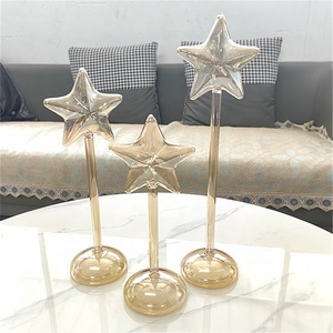 Set di 3 Stelle di Natale in Vetro Soffiato Dorate con LED Lampeggianti su Supporti per Decorazione Domestica Popolare - Product Image 1