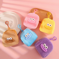 Porte-clés mini sac à dos en peluche douce fait main avec motif de dessin animé ludique, cadeau idéal pour les fêtes d'anniversaire des filles