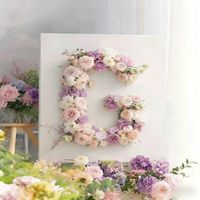 Lettres et chiffres en fleurs artificielles géantes décoratives utilisées pour la décoration de mariage et de fête