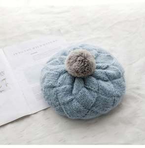 Bérets en laine au crochet avec pompon en fourrure de lapin, personnalisés, chauds et tendance, pour femmes, collection hiver 2025 - Product Image 5