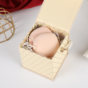 Großhandel Maßgefertigte Romantische Valentinstag-Hochzeits-Geschenkbox aus Samt mit PU-Ledergriff, Blumendesign und Magnetverschluss in Vier Farben - Product Image 4