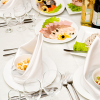 Vaisselle de Table Moderne en Mélamine Incassable Écologique Blanche, Plats et Assiettes en Plastique pour Usage en Cuisine Professionnelle