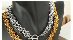 Elegante Conjunto de Joyería de Acero Inoxidable Chapado en Oro de 18K: Pulsera y Collar de Cadena Cubana Gruesa con Cierre OT - Product Image 6
