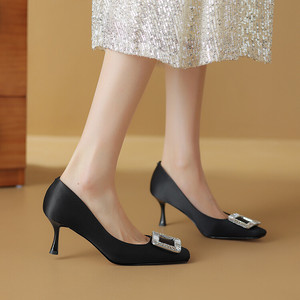 Vente en gros d'<span class=keywords><strong>escarpins</strong></span> pour femmes 2024 printemps nouvelles chaussures à bout carré <span class=keywords><strong>violet</strong></span> mode boucle carrée robe de soirée mariée chaussures à talons hauts minces - Product Image 3