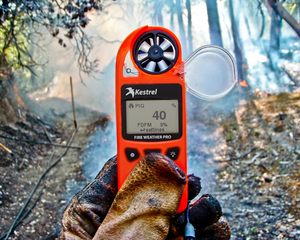 Original Kestrel 5500 Handheld Weather Meter Use It Golfing Sailing Flying <b>Spraying</b> Shooting Drop-proof Dust-proof <b>Waterproof</b> - Product Image 2
