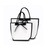 Sac en papier de luxe personnalisé imprimé avec poignée et emballage recyclable pour la vente au détail de vêtements chaussures cadeaux en fourrure carton avec logo de marque