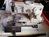 Machine à coudre à double aiguille Kansai B2000C d'occasion, pour ourlets de pantalons, équipée d'un coupe-fil avant et d'une machine à surjeter à rouleaux