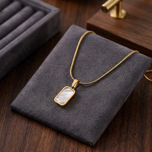 REMA JEWELLERS Collar con Colgante de Acero Inoxidable Chapado en Oro Premium para Mujer, Incrustaciones de Perlas de Imitación, Chapado PVD, Cadena de Cuerda Minimalista - Product Image 1
