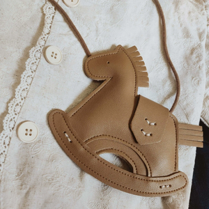 กระเป๋าแฟชั่นสะพายข้างสำหรับเด็ก, กระเป๋าหนัง PU ขนาดเล็กสำหรับฤดูหนาวสไตล์เกาหลีเย็บติดจี้รูปม้าน่ารัก - Product Image 2