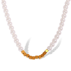 สร้อยคอมุกน้ำจืดเกรด AAA สีขาว ประดับด้วยลายเรขาคณิตสีทอง เหมาะสำหรับใส่ทุกวัน - Product Image 5