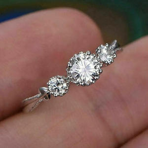 Anello Q085 in Oro Bianco con Diamante Taglio Brillante Rotondo Colore G Naturale Gioiello di Fidanzamento per Donna - Product Image 2