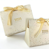 Boîte cadeau triangulaire pliable en carton recyclé avec accents en feuille d'or, écologique, personnalisable pour bijoux de luxe