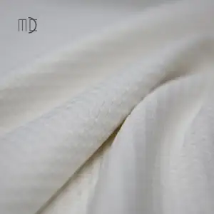 نسيج جاكار مخصص 260 جرام/متر مربع محبوك 100% بوليستر سبانديكس بنقشة بيضاء بنقشة صغيرة مع تصاميم للملابس