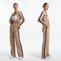 Ensemble de survêtement rétro en maille pour femme, veste zippée à col montant et pantalon de survêtement large à rayures latérales, couleur camel, 2 pièces, vente en gros