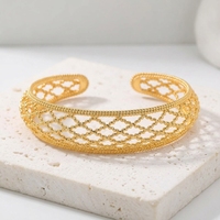 Parure de bijoux tendance en maille géométrique tressée plaquée or 18 carats, 3 pièces : bracelet manchette ajouré, boucles d'oreilles clous et bague pour femme, cadeau idéal pour les fêtes