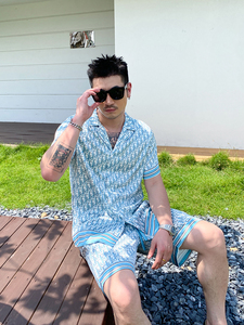 Set Due Pezzi <span class=keywords><strong>Uomo</strong></span> 2024: <span class=keywords><strong>Camicia</strong></span> e Pantaloncini in <span class=keywords><strong>Raso</strong></span> <span class=keywords><strong>di</strong></span> Seta con Stampa Lettering Blu, Design Originale all'Ingrosso - Product Image 2