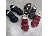 Chaussures plates décontractées pour femmes, légères et confortables, avec empeigne en PU, fermeture à bouton, logo personnalisé du fabricant, style baskets tendance.