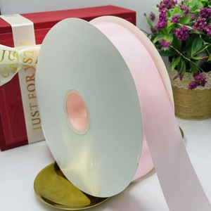 Ruban en satin fin et délicat, tissu polyvalent pour attacher les étiquettes cadeaux et décorer les invitations - Product Image 5