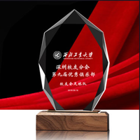 Trophée Plaque en Cristal Sculpté Fait Main Durable de Guangzhou, Personnalisé avec Graphiques Imprimés UV et Lettres Gravées, Vente en Gros