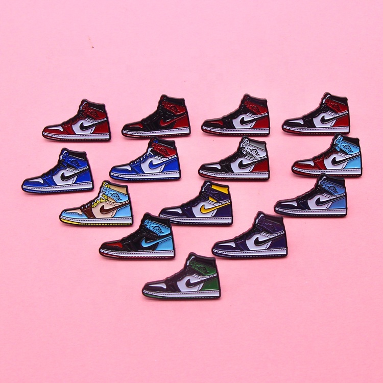 Бейдж для спортивной обуви, качественный латунный бейдж, бесплатный образец, мягкая эмалированная булавка на лацкан на заказ