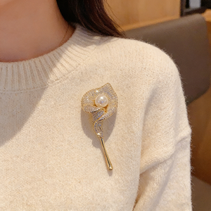 Golden Calla Lily Fashion <strong>Brooch</strong> for Women - Product Image 3
