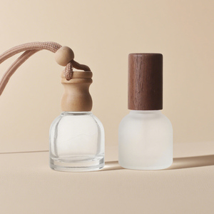 Difusor de fragancia automático de 10ml al por mayor, tapa de madera, botella de cristal vacía, ambientador de aire para coche, colgantes de suero para el cuidado de la piel, coche colgante - Product Image 1