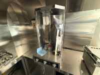Remorque de restauration mobile en acier inoxydable avec comptoir, armoire et plan de travail, aménagement personnalisé pour la vente en extérieur de hot-dogs, bonbons et frites