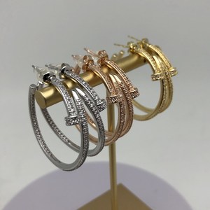 Arracadas Grandes Populares <span class=keywords><strong>de</strong></span> Alta Calidad 2024 con Clavo <span class=keywords><strong>de</strong></span> Diamante <span class=keywords><strong>de</strong></span> Latón, Zirconia y Baño <span class=keywords><strong>de</strong></span> <span class=keywords><strong>Oro</strong></span> <span class=keywords><strong>de</strong></span> 18k Sin Deslustre - Product Image 1