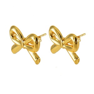Boucles d'oreilles clous tendance en or pour femme, motif cœur et feuille texturés, en acier inoxydable plaqué or 14 carats, sur mesure, géométriques exagérées - Product Image 6