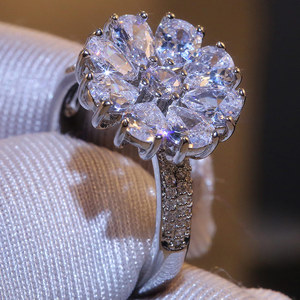 Elegante anello a forma di fiore per donna, design scintillante con intarsi, gioielli alla moda per tutti i giorni - Product Image 3