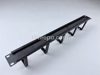 Organizador de Cables Metálico 1U con 5 Anillos de Plástico y Cepillo para una Gestión Eficiente y Organizada de Cables en Racks de Servidor de 19 Pulgadas
