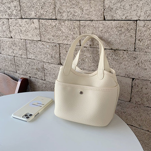 Sac fourre-tout de style coréen pour femmes, couleur blanc cassé, texture en cuir souple, boucle magnétique, utilisation quotidienne, été 2022 - Product Image 1
