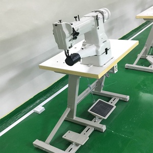 Máquina de coser industrial de brazo cilíndrico de una aguja con puntada de pespunte y almohadillas traseras, modelo 8B, para uso en confección y maletería. - Product Image 3
